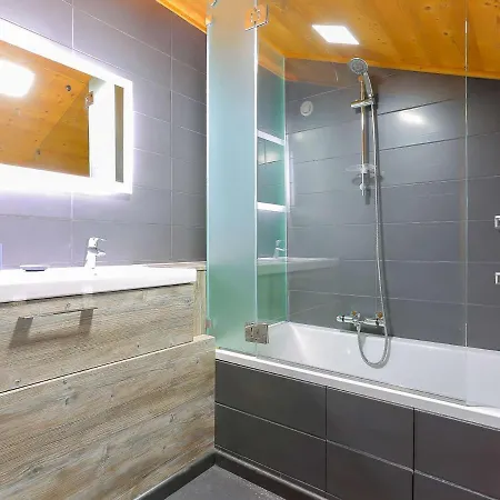 Duplex Rénové à - 12 Pers, 4 Chambres, Garage, Proche Pistes Et Commerces - Fr-1-637-40